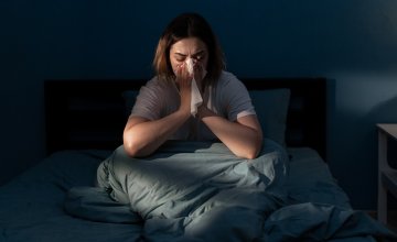 Alergije uzrokuju kihanje i suzenje očiju tijekom dana, ali ovi se simptomi mogu pojačati noću