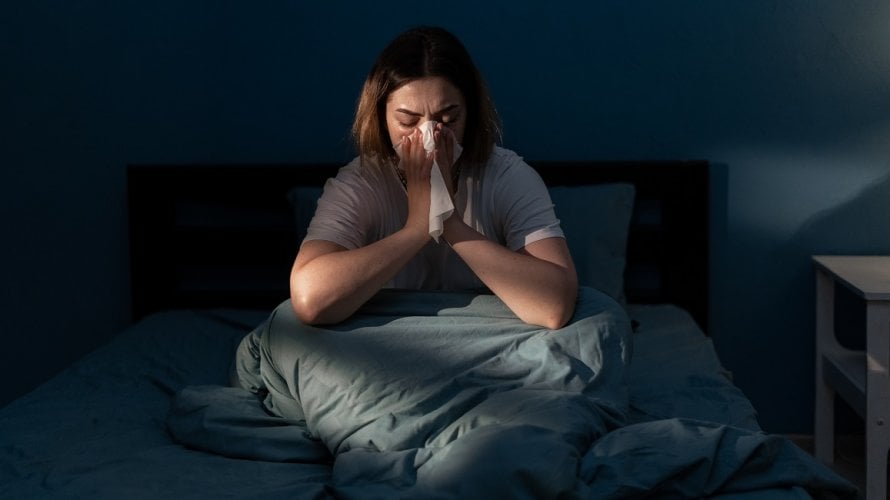 Alergije uzrokuju kihanje i suzenje očiju tijekom dana, ali ovi se simptomi mogu pojačati noću