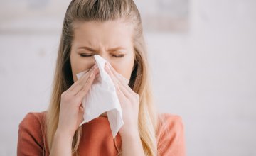 Curenje iz nosa, napadaji kihanja i grebanje u grlu mogu natjerati mnoge da se zapitaju je li riječ o običnoj prehladi ili alergiji