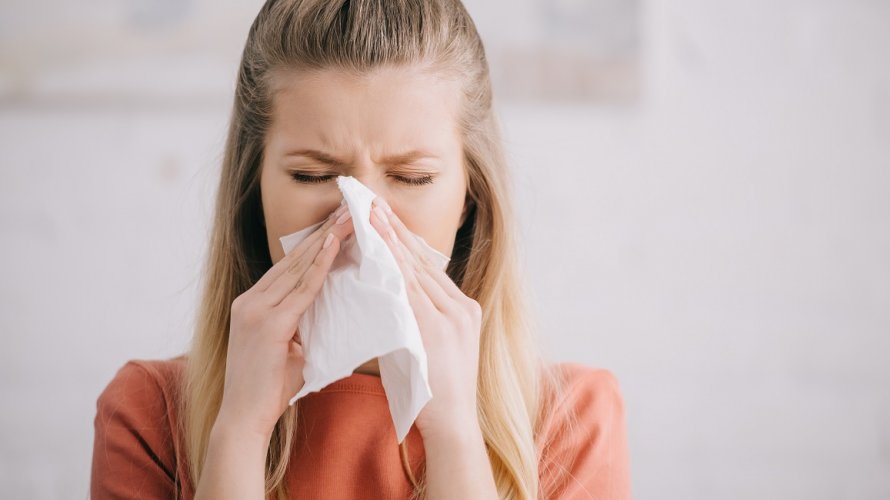Curenje iz nosa, napadaji kihanja i grebanje u grlu mogu natjerati mnoge da se zapitaju je li riječ o običnoj prehladi ili alergiji