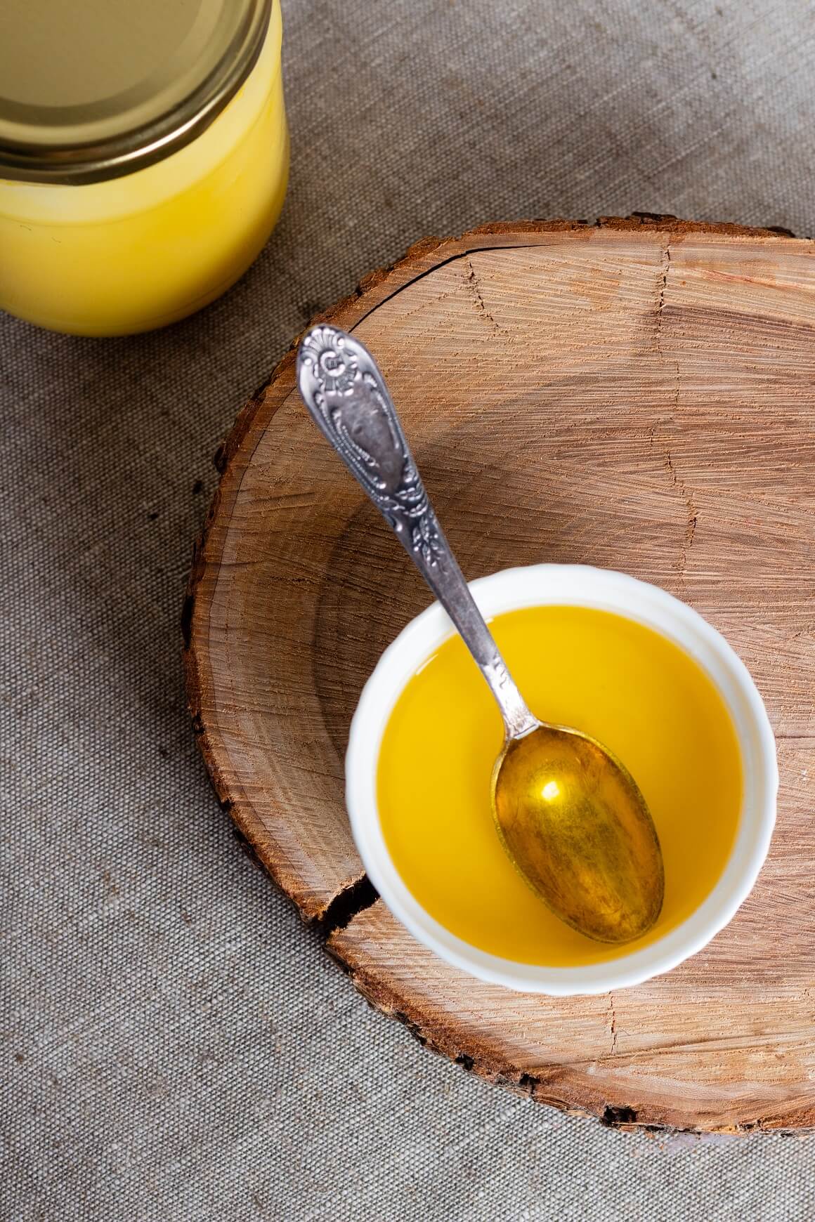 Ghee ili pročišćeni maslac djeluje tako da podmazuje tjelesna tkiva, a također igra veliku ulogu u transportu toksina iz tijela