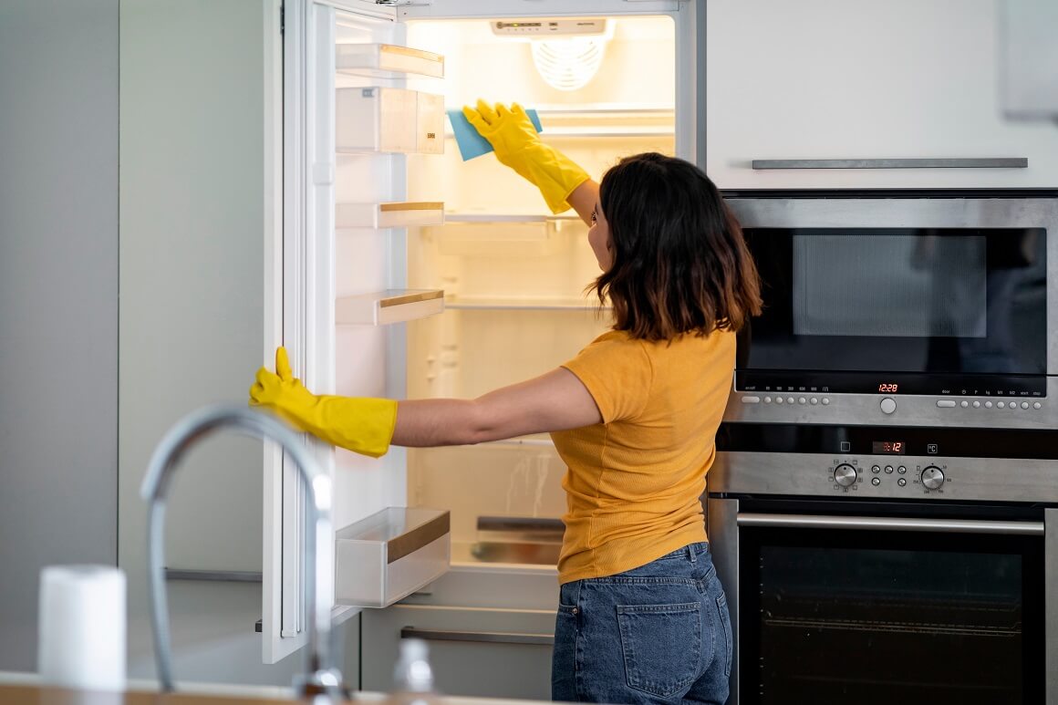 Prvi korak koji ne smijete preskočiti jest izvaditi sve namirnice iz hladnjaka i temeljito očistiti hladnjak