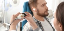 Razumijevanje različitih uzroka gubitka sluha ključno je za prevenciju i ranu intervenciju kako bi se ublažio njegov utjecaj na kvalitetu života