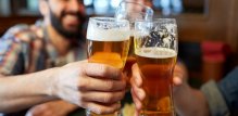 Studije su pokazale da osobe s poremećajem upotrebe alkohola, koje karakterizira uobičajeno pijenje i gubitak kontrole nad unosom alkohola, imaju značajno veći rizik od raka debelog crijeva