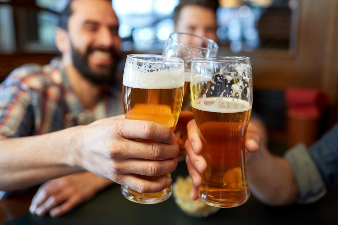 Studije su pokazale da osobe s poremećajem upotrebe alkohola, koje karakterizira uobičajeno pijenje i gubitak kontrole nad unosom alkohola, imaju značajno veći rizik od raka debelog crijeva