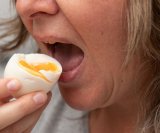 Utjecaj konzumacije jaja na razinu kolesterola u krvi i zdravlje srca dugo je bio predmet rasprava