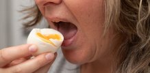 Utjecaj konzumacije jaja na razinu kolesterola u krvi i zdravlje srca dugo je bio predmet rasprava