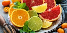 Agrumi poput naranči, limuna i grejpa izvrsni su izvori vitamina C, koji je neophodan za sintezu kolagena