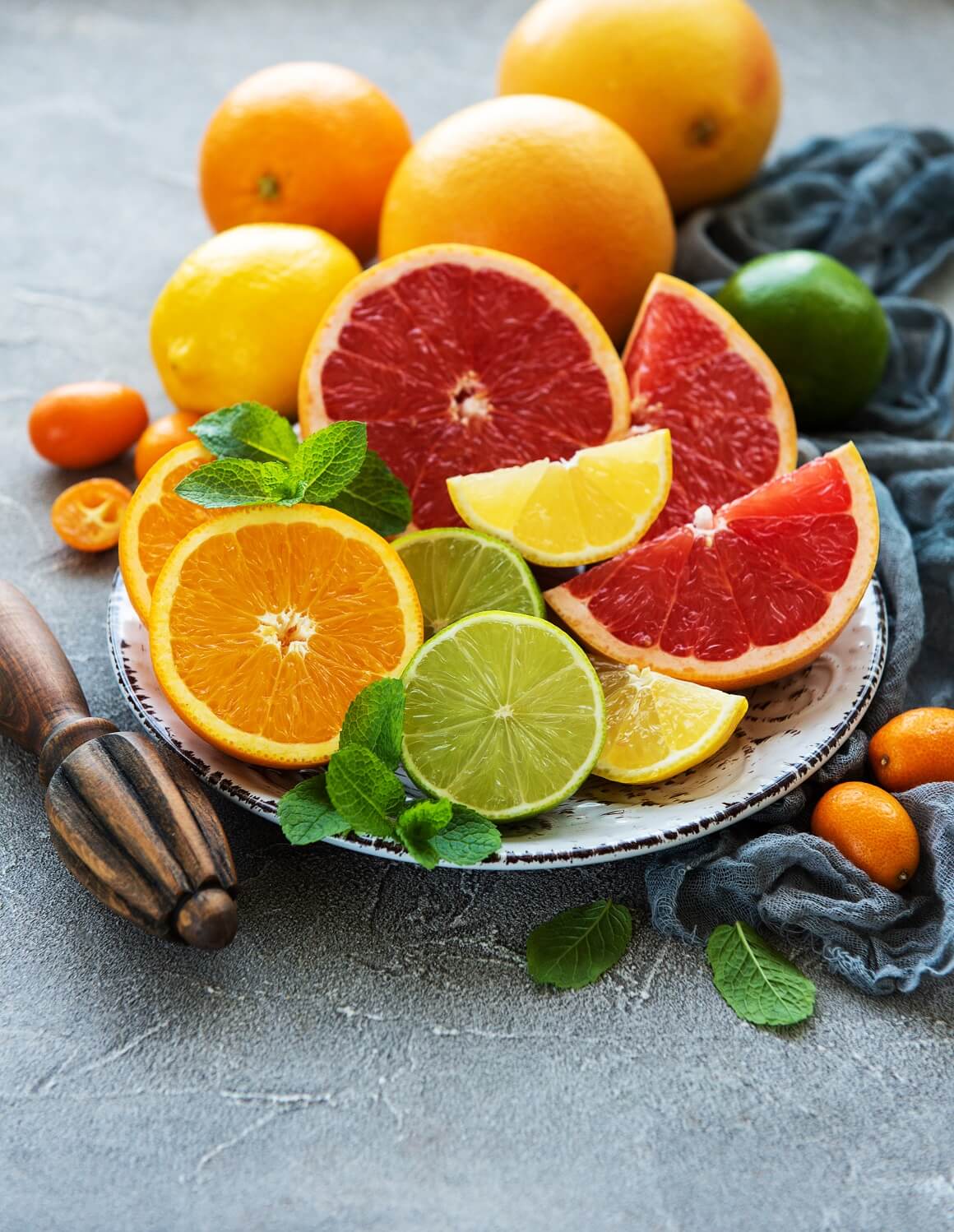 Agrumi poput naranči, limuna i grejpa izvrsni su izvori vitamina C, koji je neophodan za sintezu kolagena