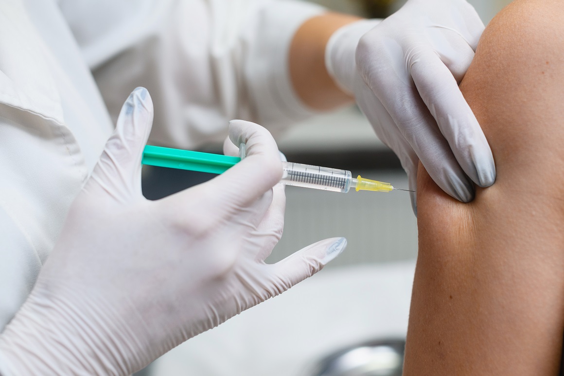 CDC i dalje naglašava da je COVID-19 i dalje prijetnja zdravlju i da je cijepljenje najbolja zaštita