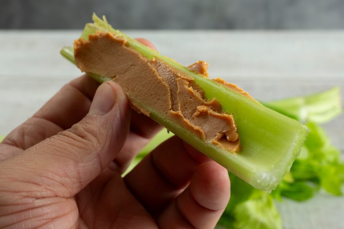 Štapići celera u kombinaciji s maslacem od orašastih plodova nude kombinaciju proteina, vlakana i zdravih masti