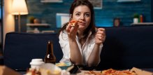 žena jede pizzu prije spavanja