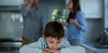 dijete koje od svojih roditelja prima previše kritika, a premalo pohvala po pitanju vlastitih postignuća, može razviti komplekse manje vrijednosti i tako cijeli život misliti da je nesposobno