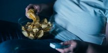 jedenje unutar tri sata prije spavanja najmanje četiri puta tjedno može povećati rizik od raka debelog crijeva