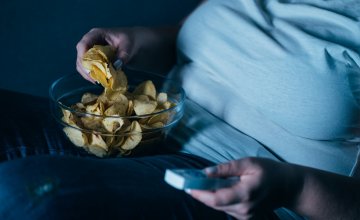jedenje unutar tri sata prije spavanja najmanje četiri puta tjedno može povećati rizik od raka debelog crijeva