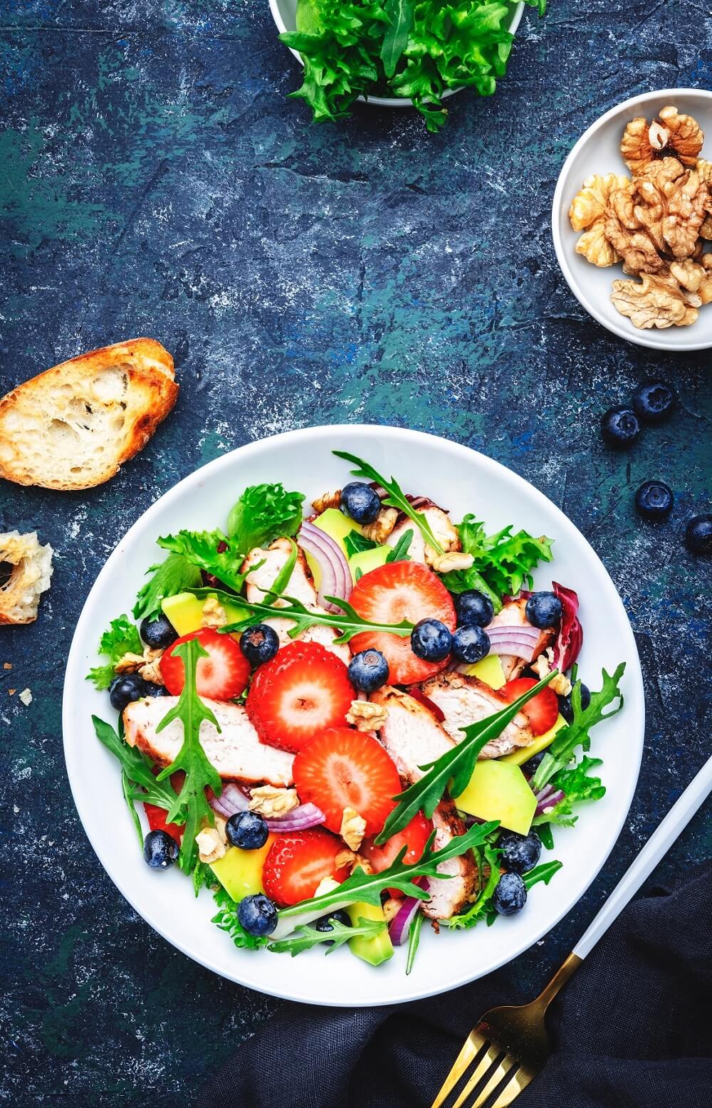 Salata od puretine s povrćem i ljetnim voćem