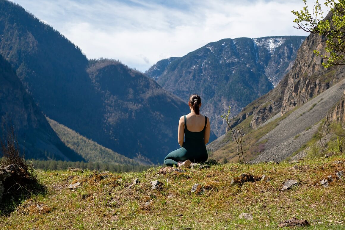 žena meditira u prirodi