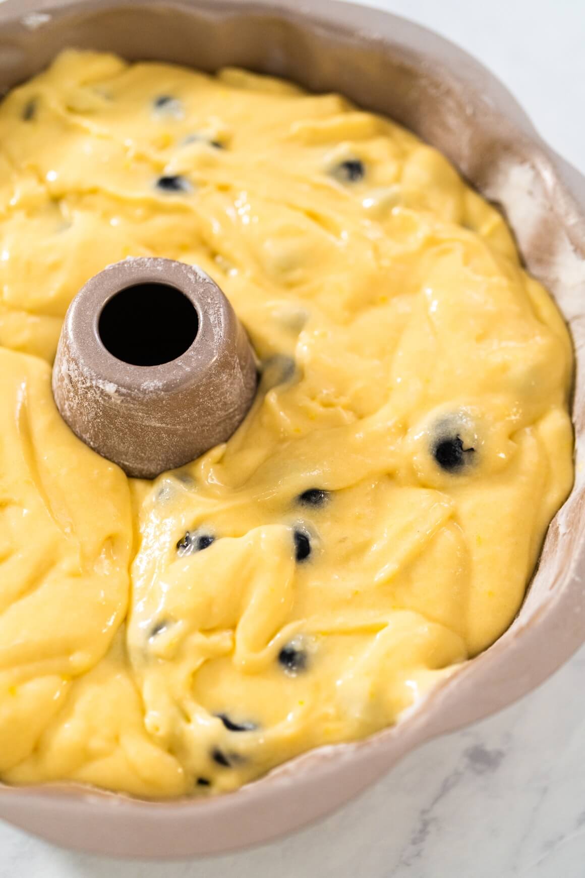 Kuglof s limunom i grožđicama