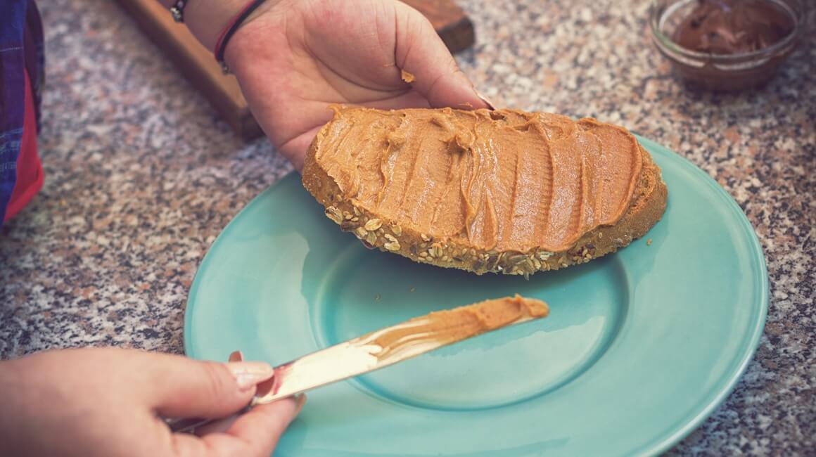 Maslac od kikirikija bogat je nutrijentima poput vitamina E i folata, ali sadrži relativno malu količinu proteina