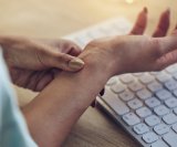 Sindrom karpalnog tunela česta je tegoba s različitim uzrocima