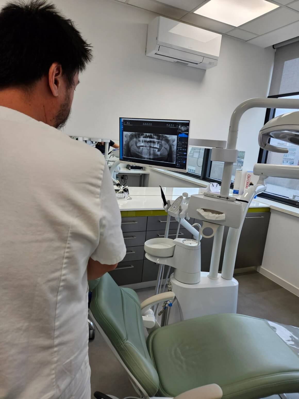 U Hrvatskoj radim najviše u segmentu oralne kirurgije, a moj radni dan obuhvaća rad s dentalnim implantantima.