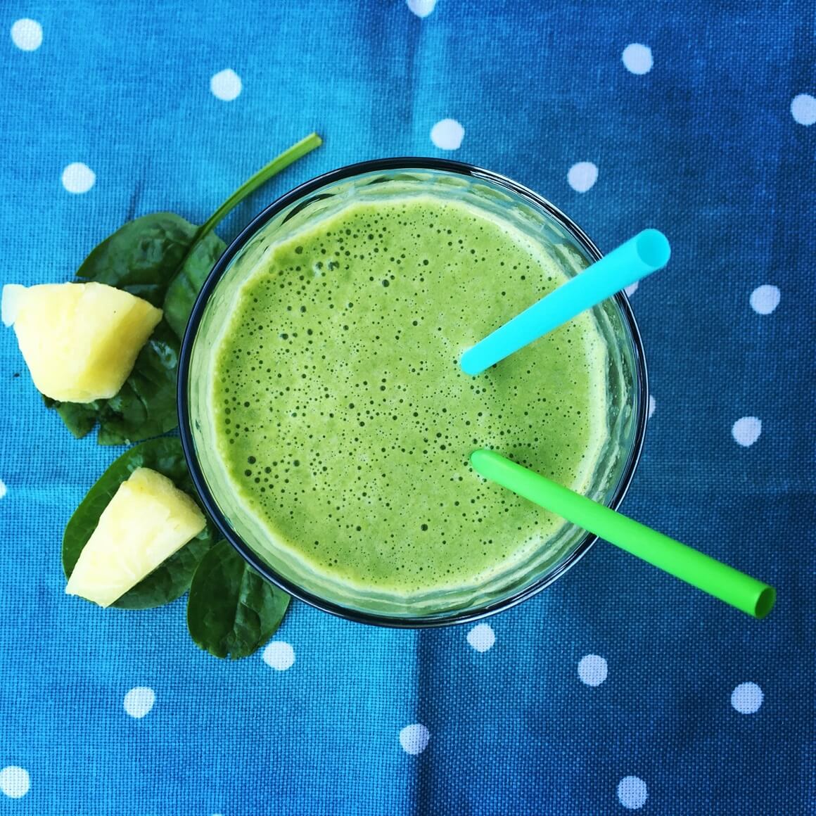 Zeleni smoothie sa špinatom, krastavcem i ananasom