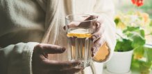 Započnite dan toplom vodom s limunom kako biste potaknuli probavu