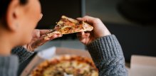 Iako je pizza omiljena kasnonoćna hrana, može izazvati žgaravicu i refluks