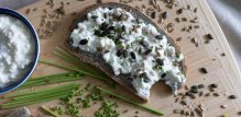 Svježi sir s medom i crvenom paprikom na sourdough kruhu