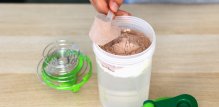 whey protein s vodom