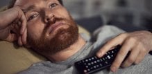Intenzivno svjetlo s TV-a, laptopa ili mobitela može izazvati osjetljivost očiju i glavobolje