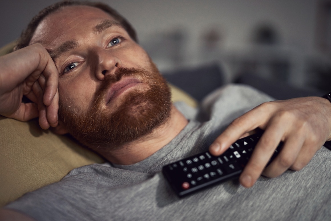 Intenzivno svjetlo s TV-a, laptopa ili mobitela može izazvati osjetljivost očiju i glavobolje