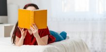 Ležanje na trbuhu potiče istezanje i jačanje mišića, poboljšava držanje i može pomoći u smanjenju napetosti u gornjem dijelu leđa
