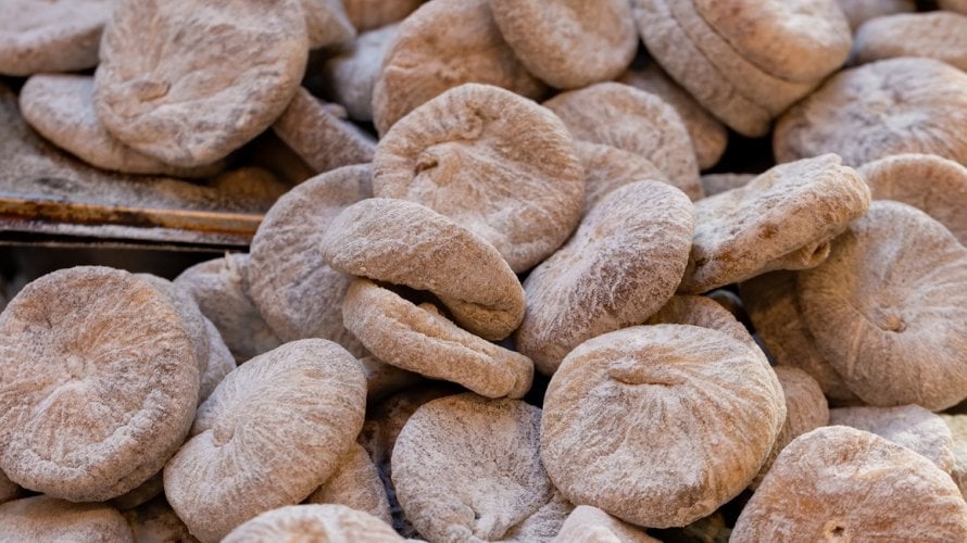 Okratoksin A se razvija u različitim uvjetima temperature i vlažnosti, najčešće tijekom nepravilnog sušenja ili skladištenja poljoprivrednih proizvoda
