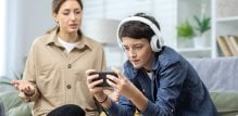 U svijetu prepunom ekrana roditelji moraju biti uporni i učiniti druge aktivnosti privlačnijima od digitalne zabave