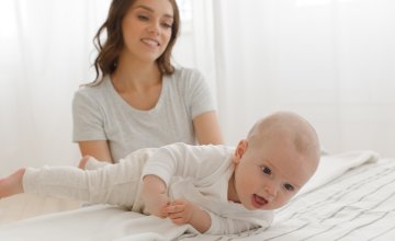 Kada se beba počinje okretati s trbuha na leđa
