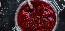 Preljev od malina s chia sjemenkama