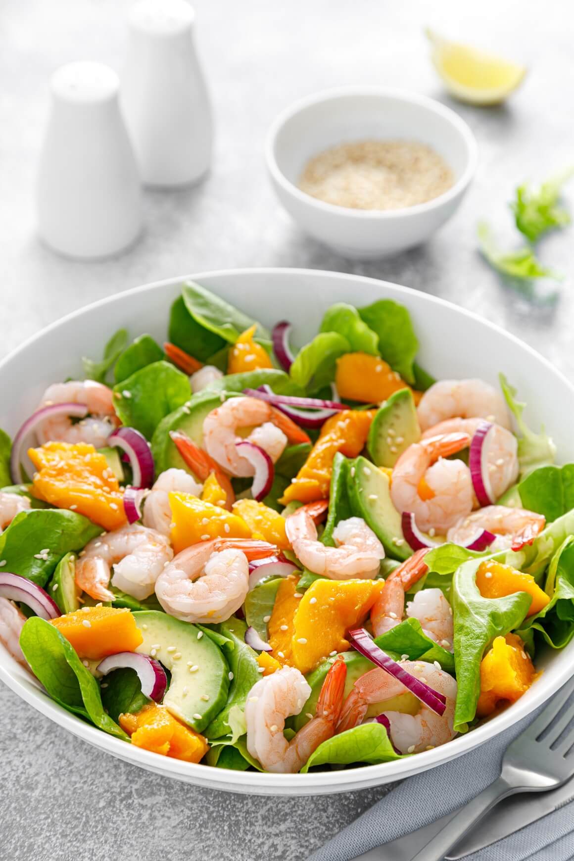 Salata od kozica s mangom i limeta umakom
