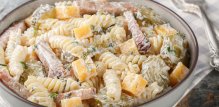 Salata s tjesteninom i kiselim krastavcima