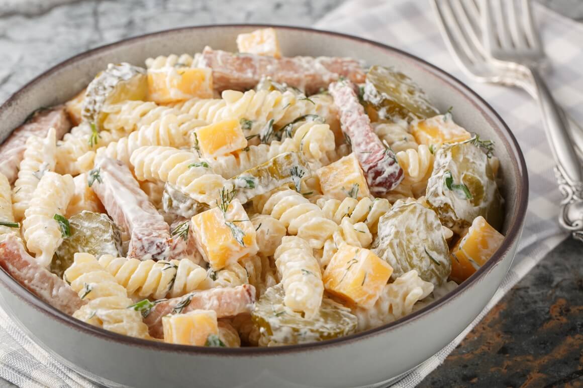 Salata s tjesteninom i kiselim krastavcima