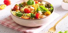 Svježa salata s tjesteninom, rajčicama i fetom