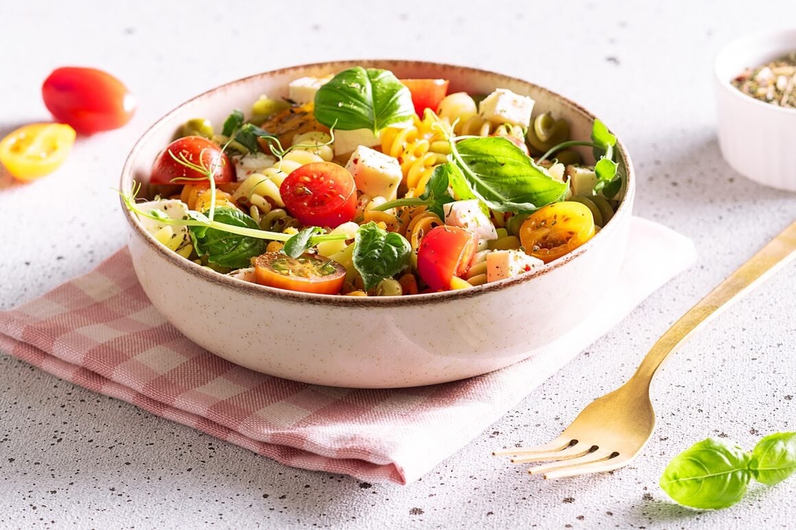 Svježa salata s tjesteninom, rajčicama i fetom