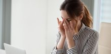 dugotrajno gledanje u ekran može izazvati naprezanje očiju, glavobolje i suhoću