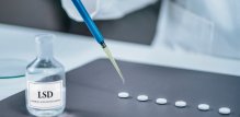 klasični psihodelici poput psilocibina ili LSD-a ne uzrokuju fizičku ovisnost, a rizik od psihološke ovisnosti u kontroliranim uvjetima kliničkih studija gotovo je nepostojeći