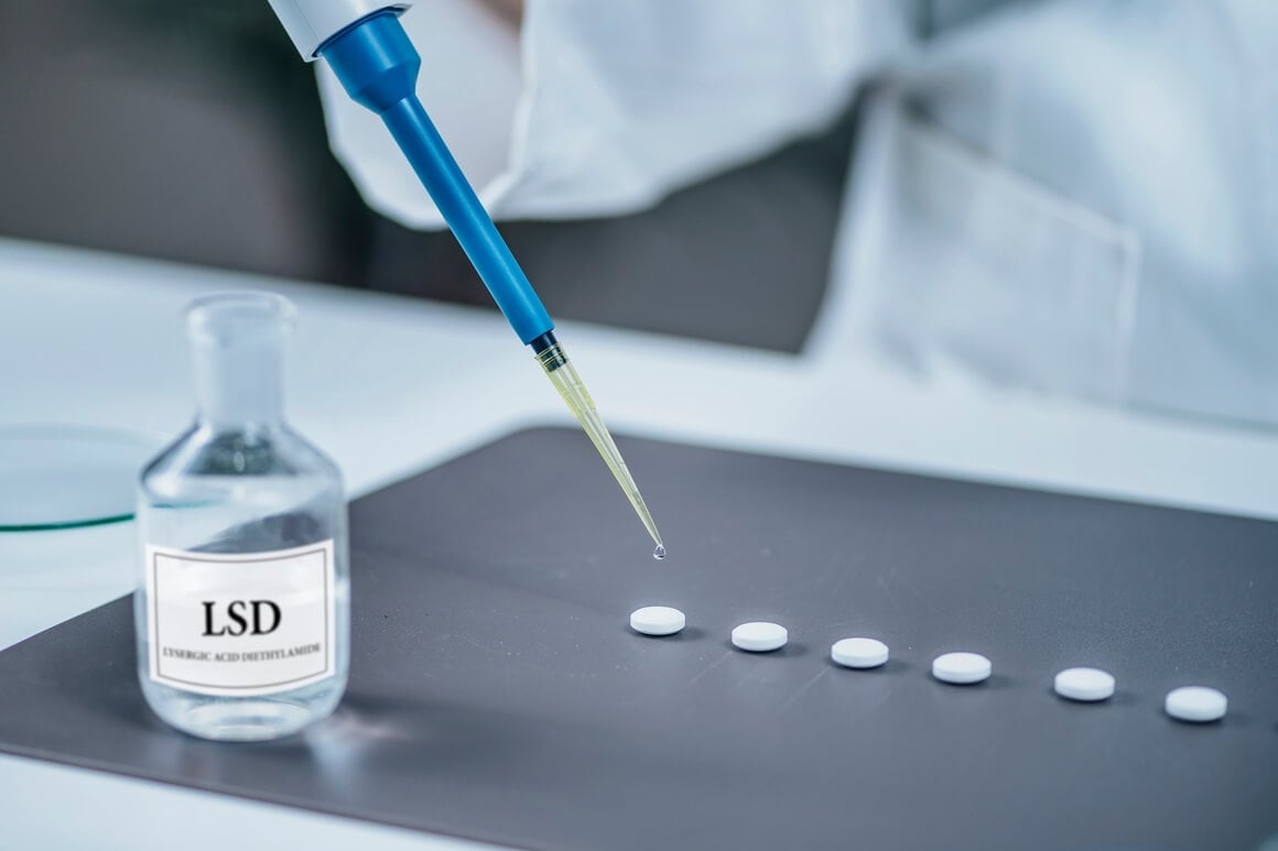 klasični psihodelici poput psilocibina ili LSD-a ne uzrokuju fizičku ovisnost, a rizik od psihološke ovisnosti u kontroliranim uvjetima kliničkih studija gotovo je nepostojeći