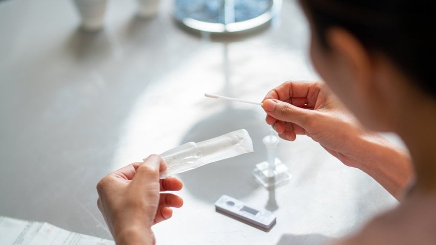 Ako imate izrazito bolno grlo, napravite kućni test na COVID-19