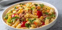 Hladna salata s integralnom tjesteninom, povrćem i tunom