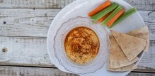 Humus i povrće za plažu