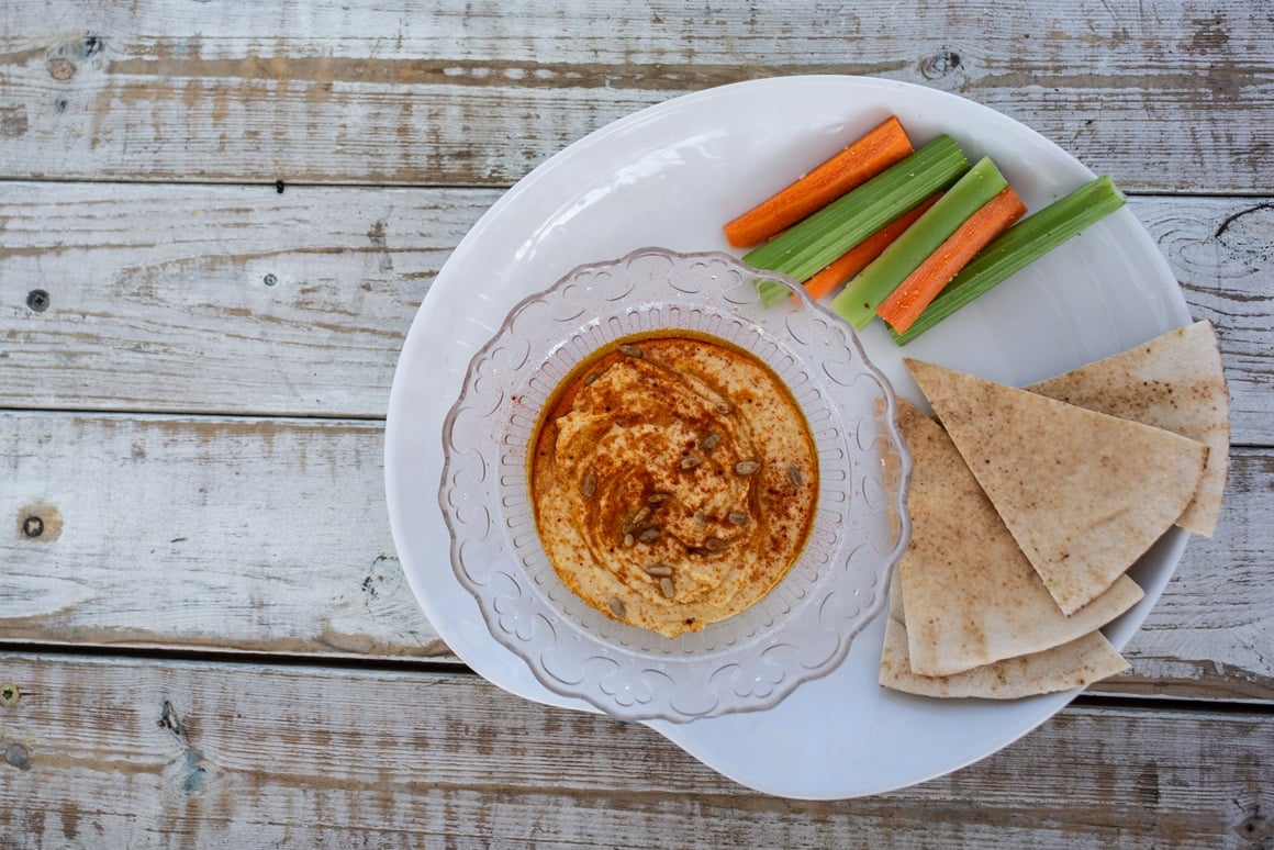 Humus i povrće za plažu