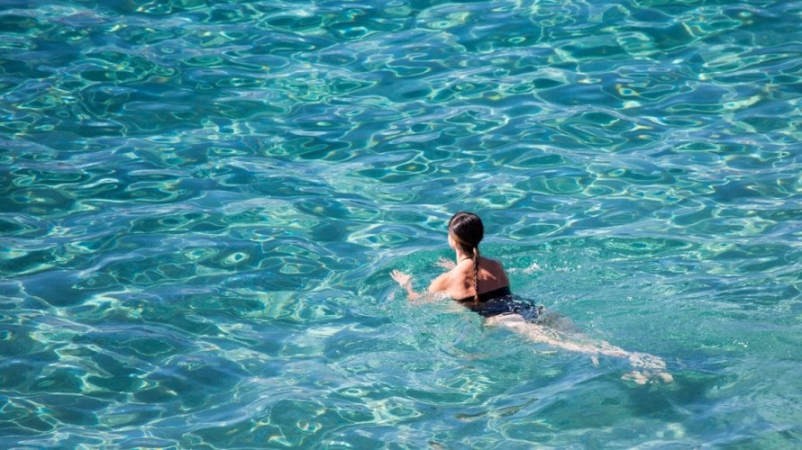 Jedna od najjednostavnijih, ali i najzdravijih aktivnosti na plaži je plivanje